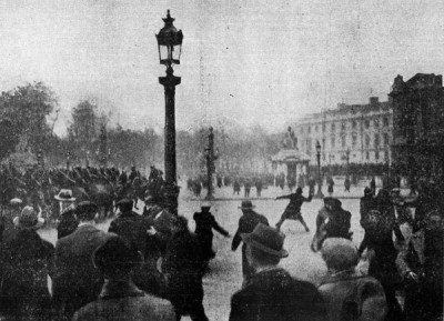 1934-02-06-a-paris-apres-laffaire-stavisky-les-manifestations-contre-la-corruption-sont-brutalement-reprimees